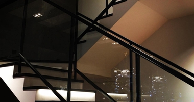 Лестница из дуба покрашенного в черный цвет с металлическими перилами