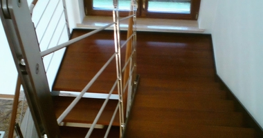 П-образная лестница на тетивах на второй этаж